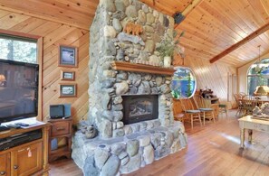 Televisión y chimenea 