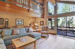 TV, fireplace - Truckee Vacation home with Indoor Hot Tub & Pool Table (Truckee)