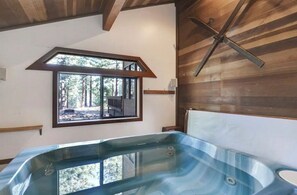 Regadera, secadora de cabello, toallas, jabón 