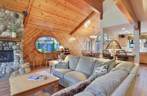 TV, fireplace - Truckee Vacation home with Indoor Hot Tub & Pool Table (Truckee)