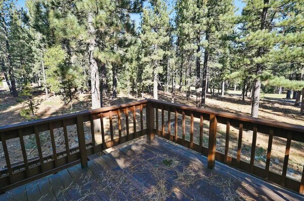 Property grounds - Truckee Vacation home with Indoor Hot Tub & Pool Table (Truckee)