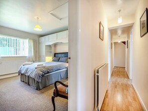 5 bedrooms, free WiFi, bed sheets