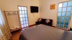 Down duvets, blackout curtains, iron/ironing board (on request) - Posada Casa Mexicana Jamaica (Mexico City)