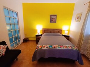 Habitació triple bàsica, 1 dormitori | Cobrellits, decoració individual i cortines opaques 