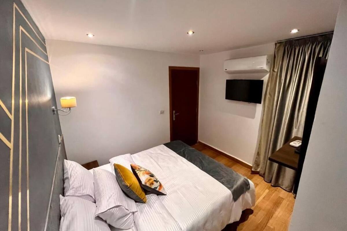 Deluxe Double Room | Minibar, in-room safe, iron/ironing board (on request), WiFi (free)