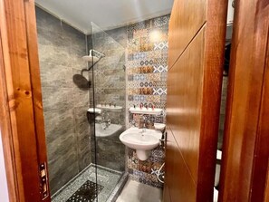 Shower, hair dryer, bathrobes, towels - Grand Pyramids inn (Giza)