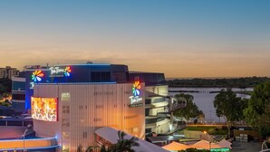 Un bâtiment doté d’une grande enseigne lumineuse sur laquelle on peut lire « Tim Hortons clubs & resorts » et d’un grand écran affichant une image.