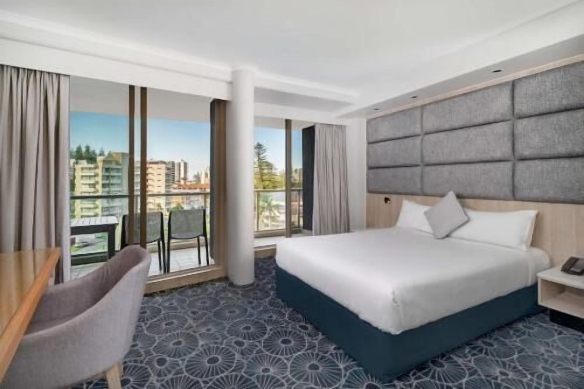 Skrivebord, strykejern/-brett og sengetøy