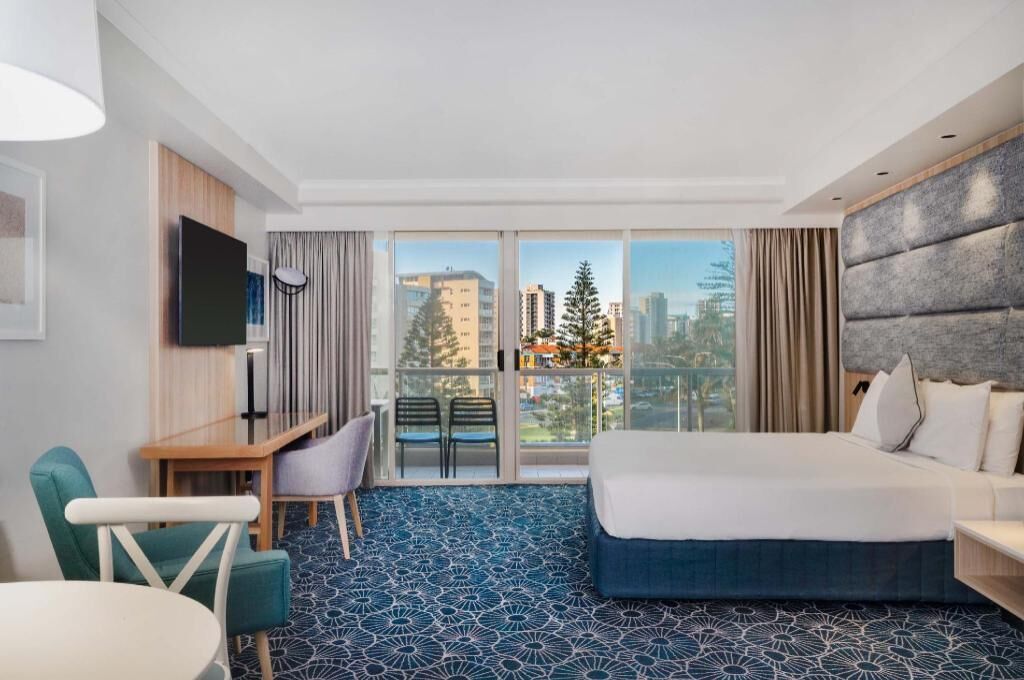 Skrivebord, strykejern/-brett og sengetøy