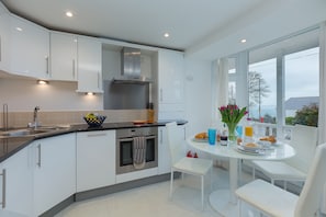 Fridge, dishwasher, electric kettle, cookware/dishes/utensils - Ocean Gate (St Ives)