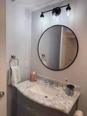 Douche, serviettes fournies, papier toilette