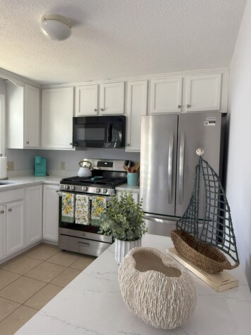 Full kitchen on the first floor 