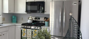 Cape Getaway 4 Bedroom w/ Outdoor Shower, Ramp Access to Water, New Bathroom