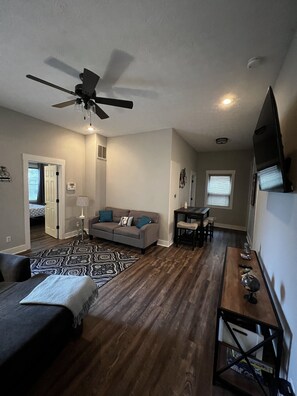 Smart TV - 4 Bed 1.5 Bath Fully Renovated Home - 10 min walk from Lucas Oil Stadium (Indianapolis)