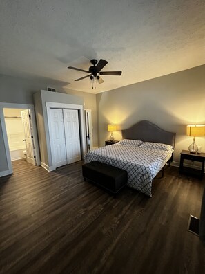 4 bedrooms, free WiFi, bed sheets - 4 Bed 1.5 Bath Fully Renovated Home - 10 min walk from Lucas Oil Stadium (Indianapolis)