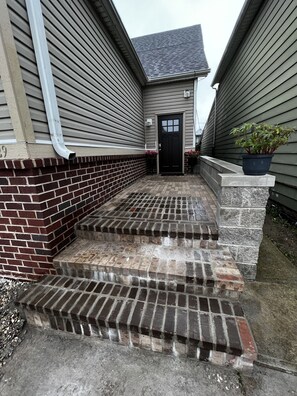 Exterior detail - 4 Bed 1.5 Bath Fully Renovated Home - 10 min walk from Lucas Oil Stadium (Indianapolis)