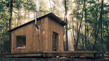 Standard Cabin | Minibar, blackout drapes, bed sheets