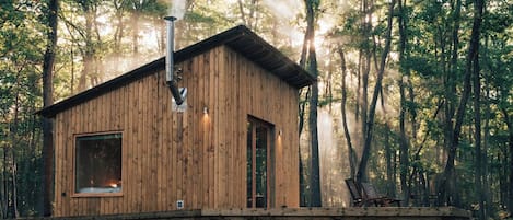 Minibar, cortinas blackout y ropa de cama