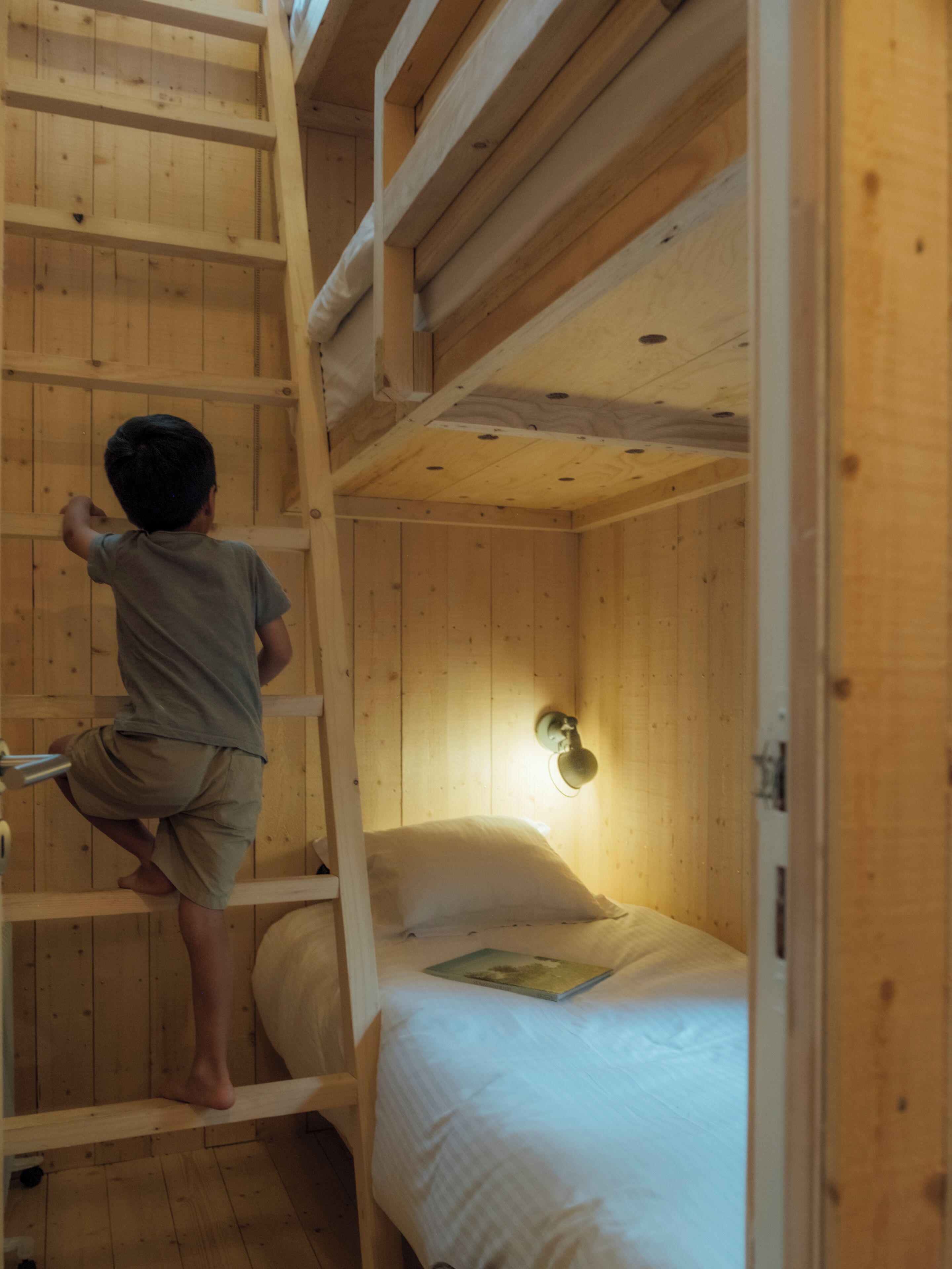 Minibar, cortinas blackout y ropa de cama 