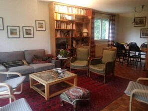 Télévision, cheminée, livres