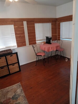 Dining - Baby Bears Cozy Lake Cottage/ Pool (Rockaway Beach)