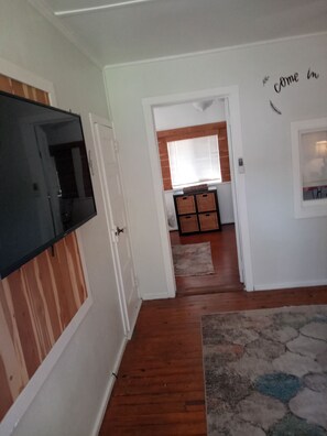 Interior - Baby Bears Cozy Lake Cottage/ Pool (Rockaway Beach)