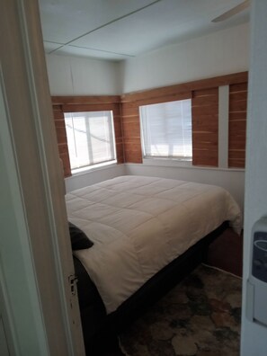1 bedroom, free WiFi, bed sheets - Baby Bears Cozy Lake Cottage/ Pool (Rockaway Beach)