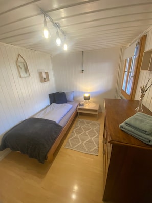 2 habitaciones, cuna de viaje, wifi gratis y ropa de cama