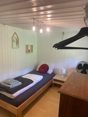 2 bedrooms, travel cot, free WiFi, bed sheets