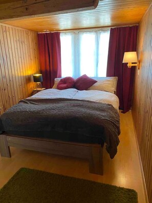 2 bedrooms, travel cot, free WiFi, bed sheets