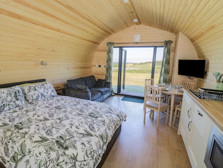 1 bedroom, individually decorated, individually furnished, free WiFi. Tamina