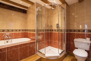 Đồ dùng nhà tắm miễn phí, máy sấy tóc, khăn tắm 