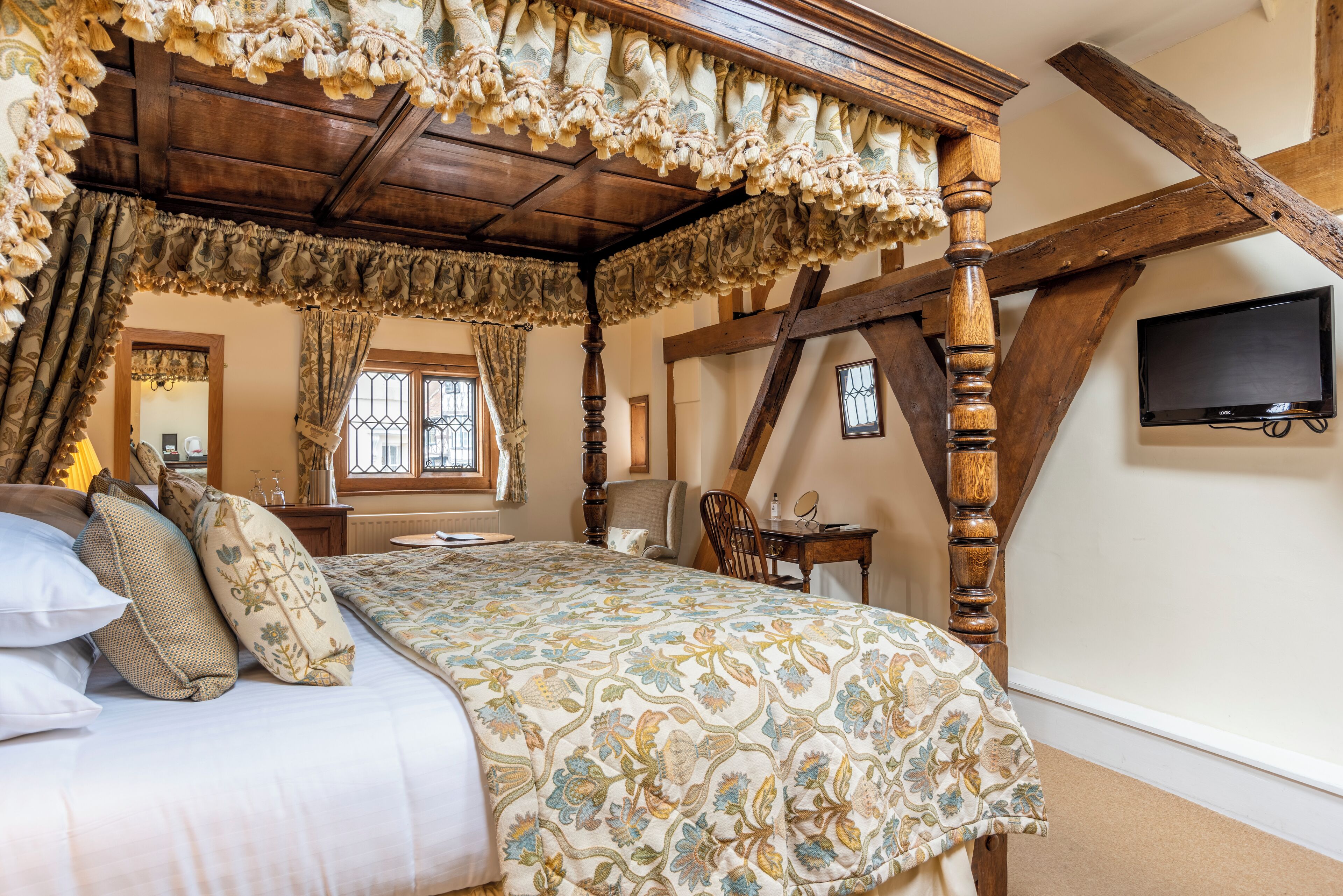 Premium bedding, iron/ironing board, free WiFi, bed sheets