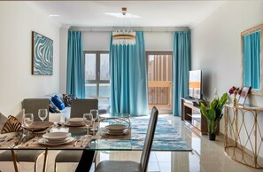 Elite appartement, 1 slaapkamer, keuken, gedeeltelijk uitzicht op zee | Dineerruimte
