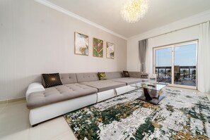 Familie appartement, 1 slaapkamer, keuken, gedeeltelijk uitzicht op zee | Woonruimte | Een 43-inch flatscreentelevisie met kabelzenders, televisie en Netflix