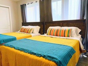 4 slaapkamers, een strijkplank/strijkijzer, gratis wifi, beddengoed