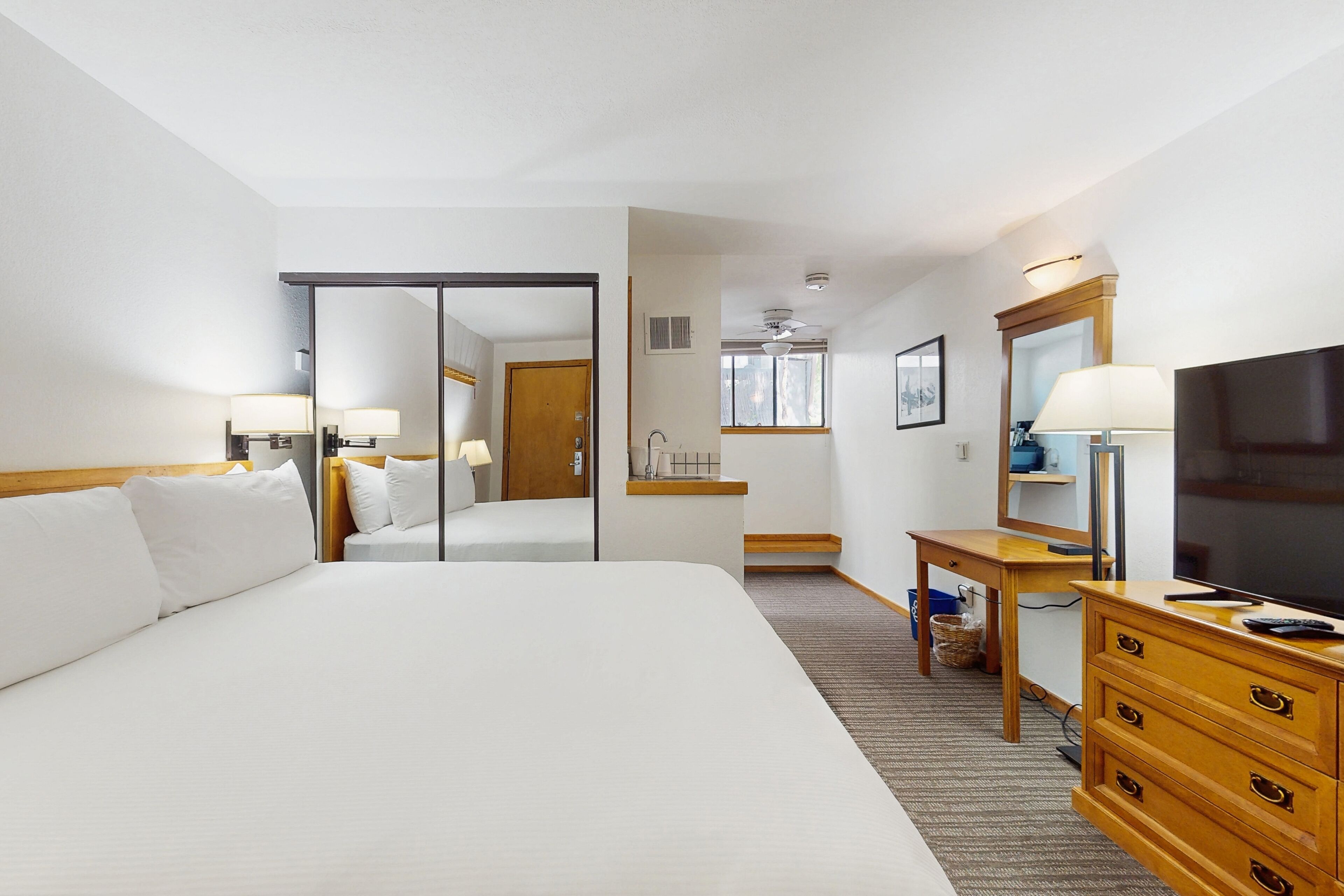 Tabla de planchar con plancha, Internet, ropa de cama