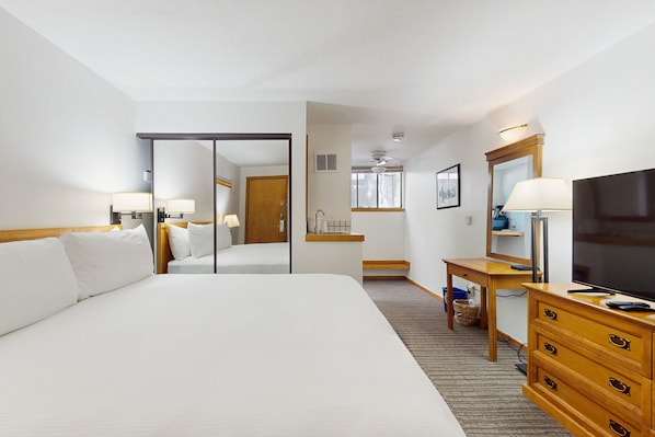 Iron/ironing board, Internet, bed sheets - Dog-friendly gem on Main Street - pool & hot tub - walk to lifts, ground-floor (Aspen)