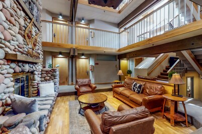 Dog-friendly room on Main St - pool & hot tub - walk to lifts, ground-floor