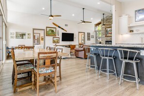 Dining - Multiple, dog-friendly waterfront homes with Lake LBJ views - snowbird-friendly (Kingsland)