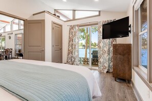 4 bedrooms, internet, bed sheets - Multiple, dog-friendly waterfront homes with Lake LBJ views - snowbird-friendly (Kingsland)