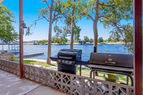 Multiple, dog-friendly waterfront homes with Lake LBJ views - snowbird-friendly