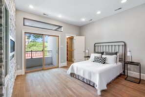3 bedrooms, in-room safe, desk, iron/ironing board