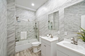 Combined shower/tub, jetted tub, towels, soap