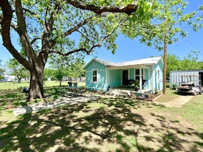 Exterior - Cozy Bungalow, close to the lake. (Graford)