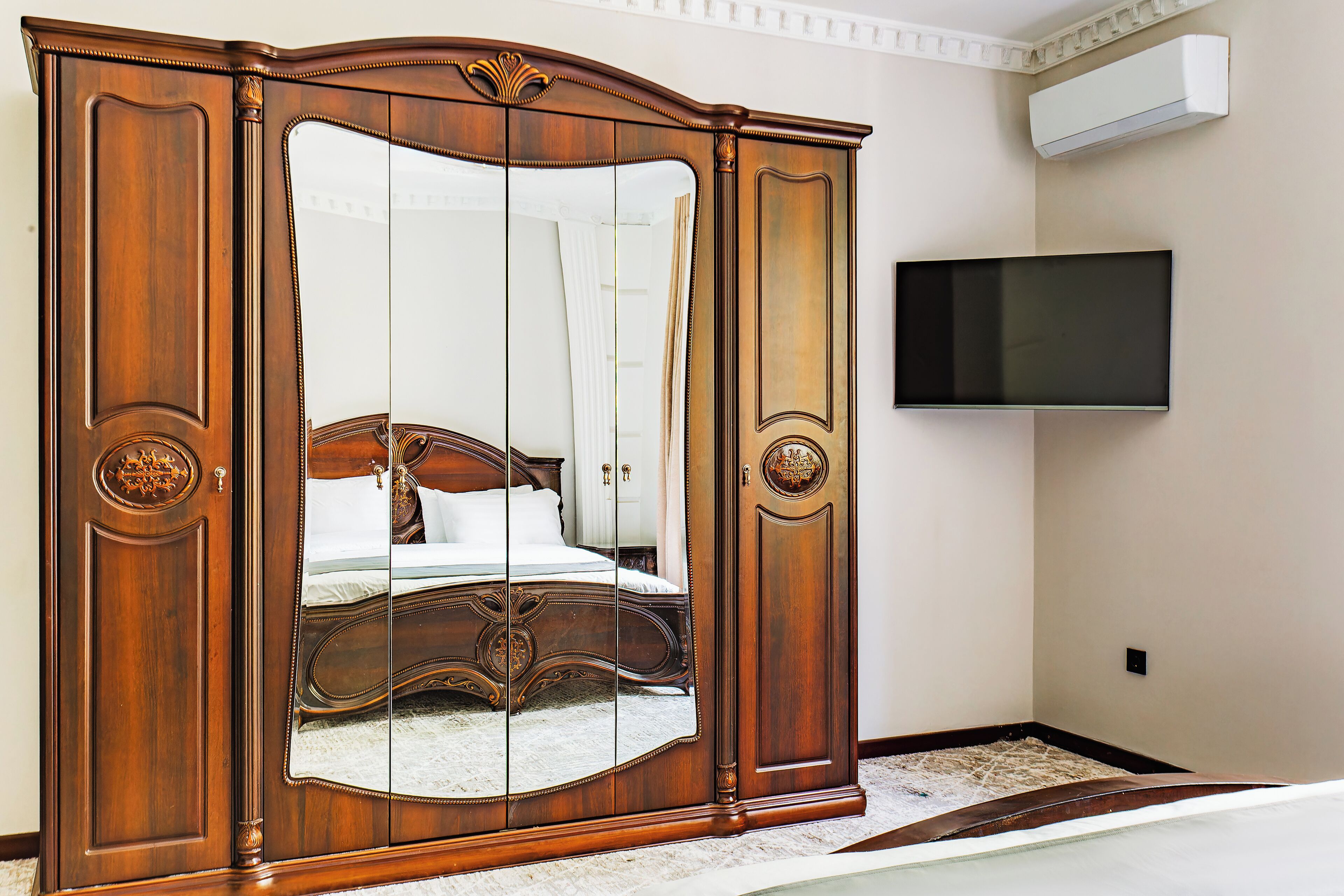 City Studio Suite, City View | Minibar, in-room safe, desk, laptop workspace