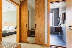 Habitación superior | Minibar, caja fuerte, escritorio y espacio para trabajar con un portátil
