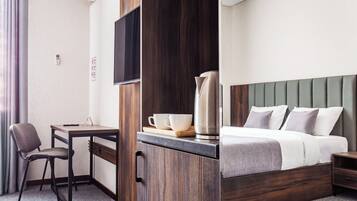 Standaard tweepersoonskamer | Een minibar, een kluis op de kamer, een bureau, een laptopwerkplek