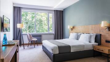 Superior Room | Minibar, in-room safe, desk, laptop workspace