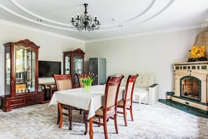 City studio suite, uitzicht op stad | Een minibar, een kluis op de kamer, een bureau, een laptopwerkplek